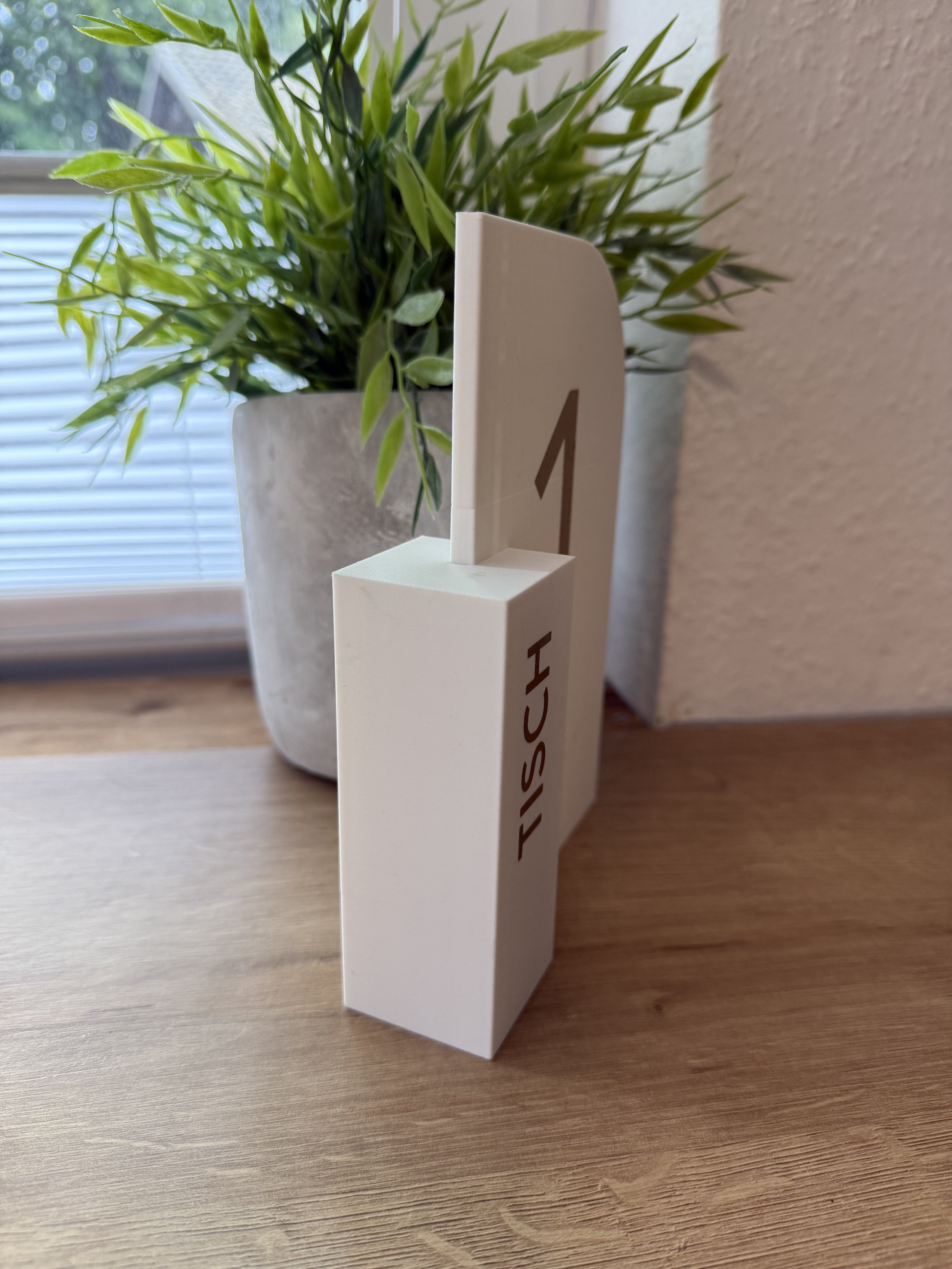 Tischnummer "WHITE"